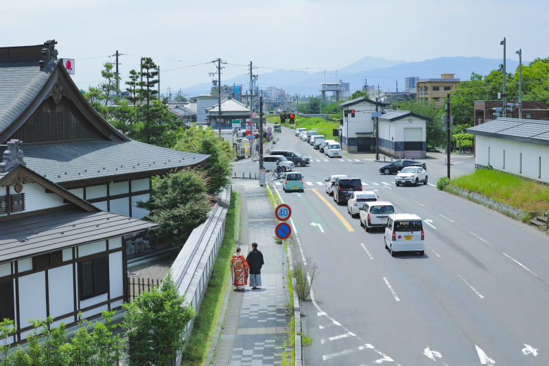 歩道を和装姿で歩く！