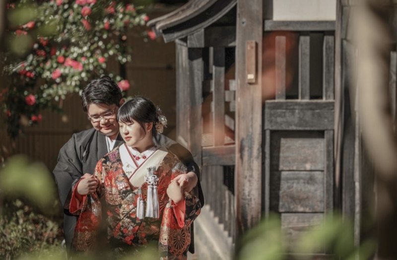 手を取り合って