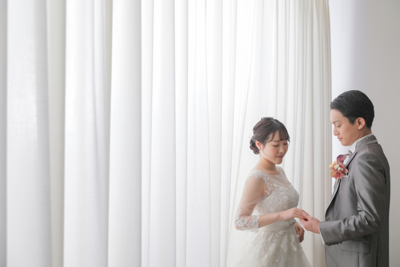 手を取り合って