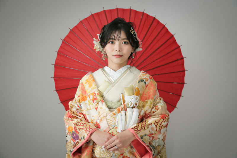 真っ赤な傘を背景に