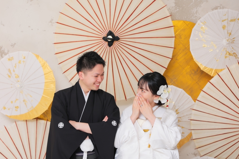 和傘の前でひそひそ話