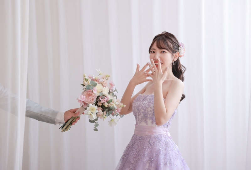 カラードレスに着替えて