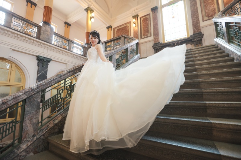 階段を下りながら