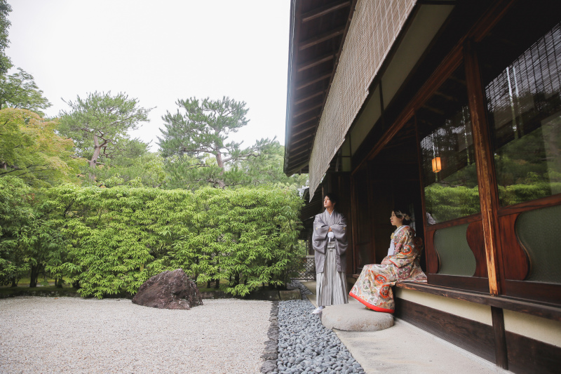 縁側に腰掛けて