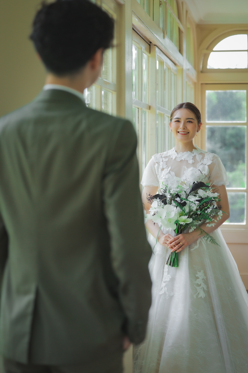 新郎様越しに新婦様のショット