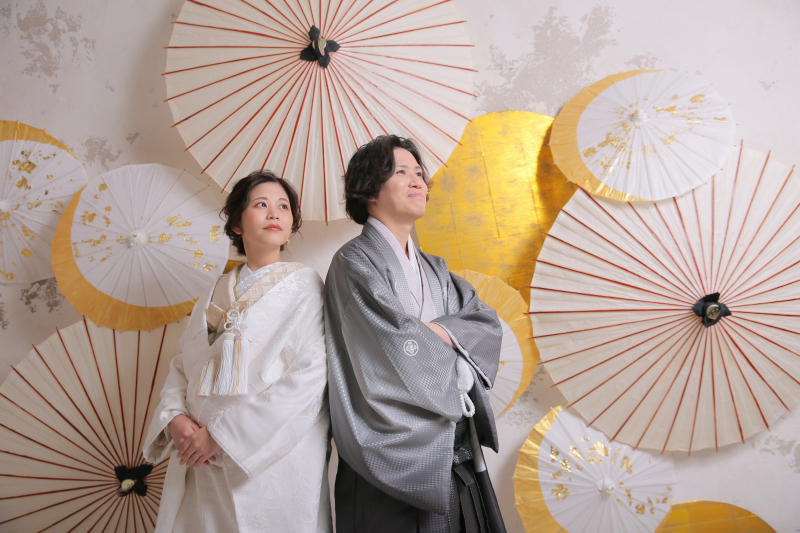 和傘の背景で華やかに!