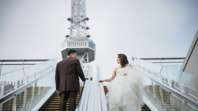 空に向かうエスカレーター