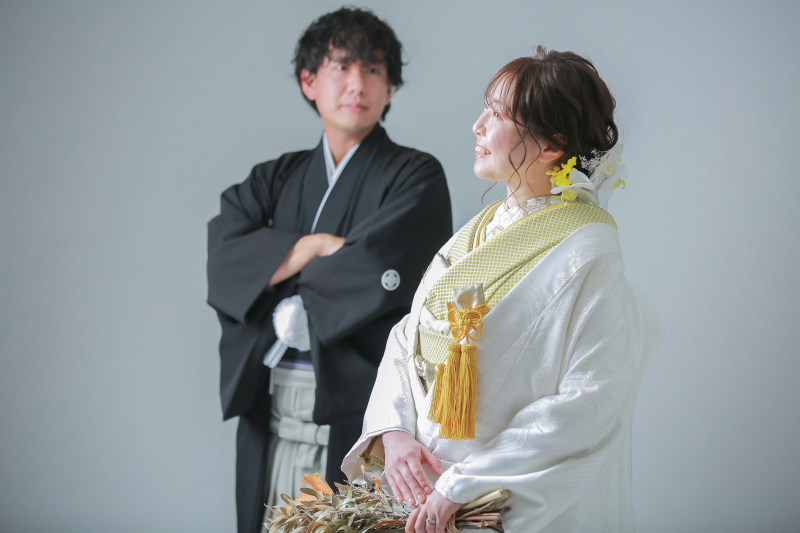 新婦様越しの