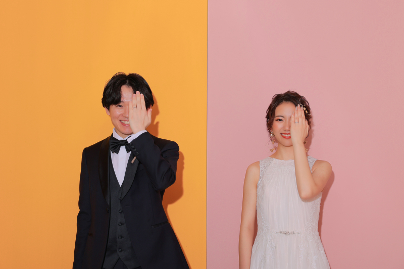 オレンジとピンクの壁で