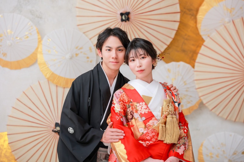 華やかな和傘の壁で