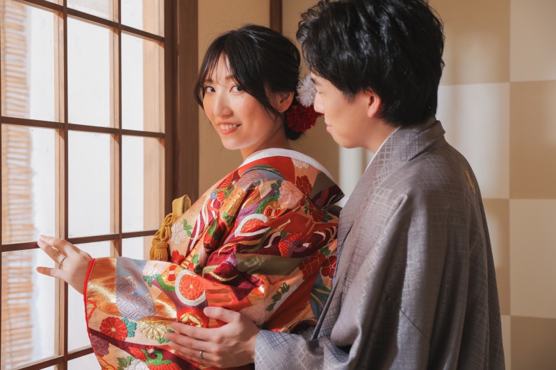 窓際で寄り添って