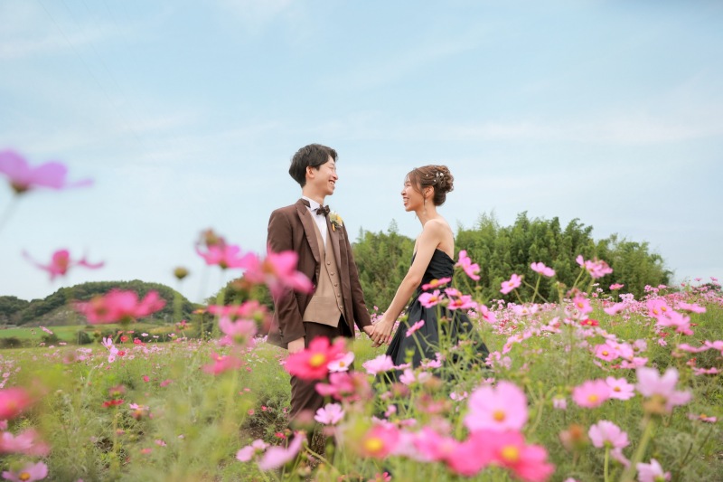 黒ドレスでコスモスも