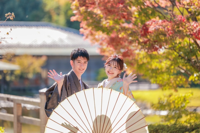 おどけたポーズで