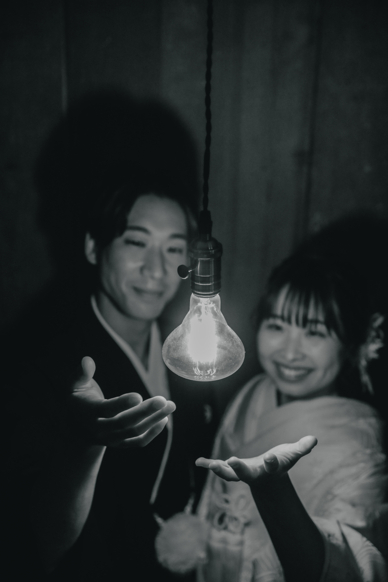 ランプに手を