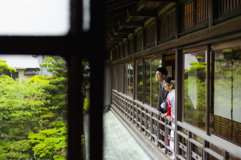 雨の様子を伺うおふたり