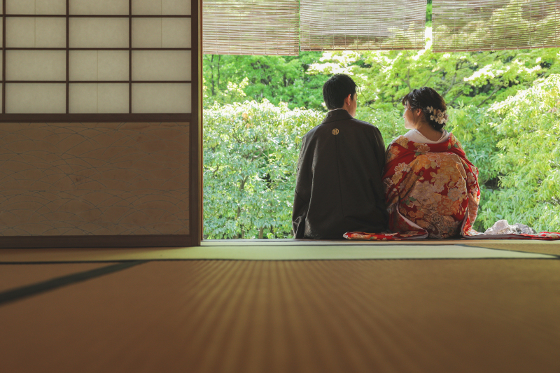 縁側に座って。