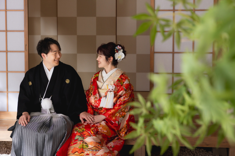 お二人で縁側にかけて