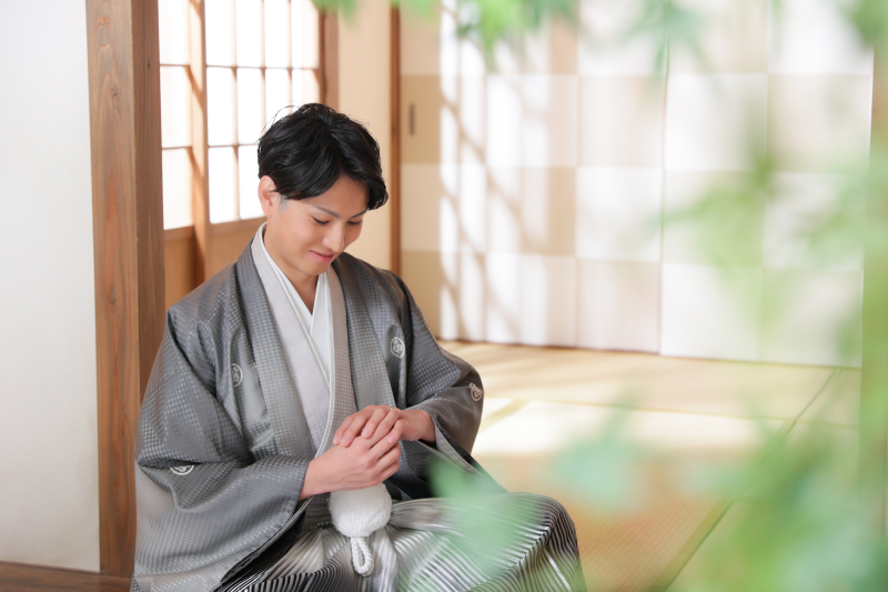縁側に座って新郎様のソロショット