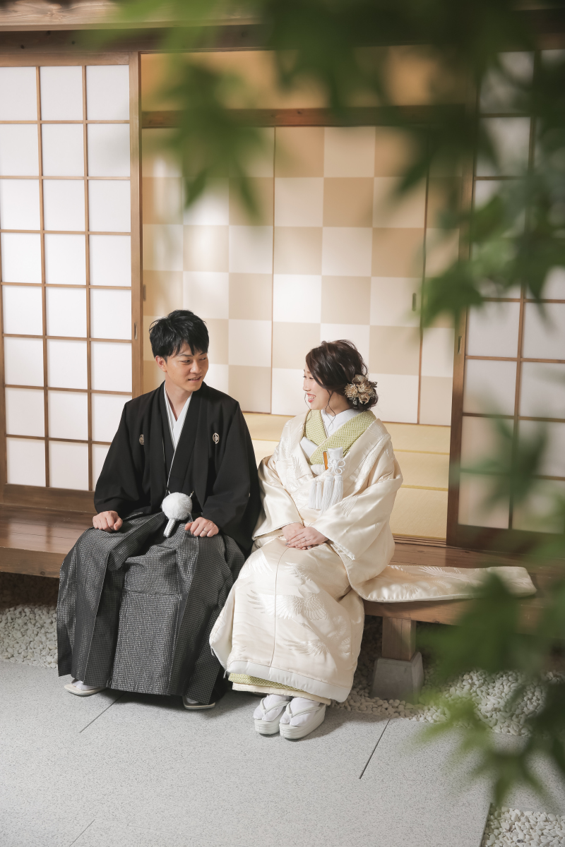 縁側で微笑みながら