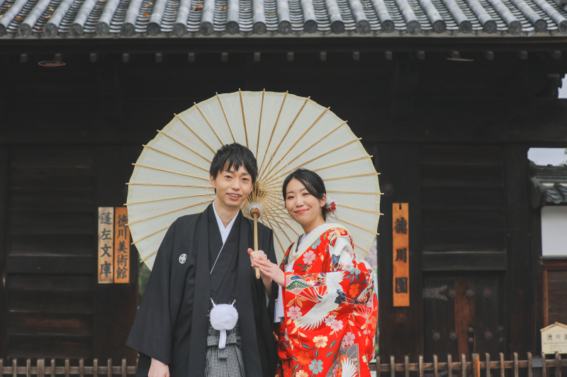 大きな門の前で。