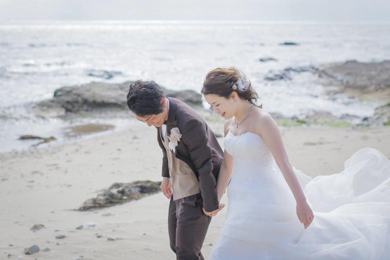 海辺を歩くお二人