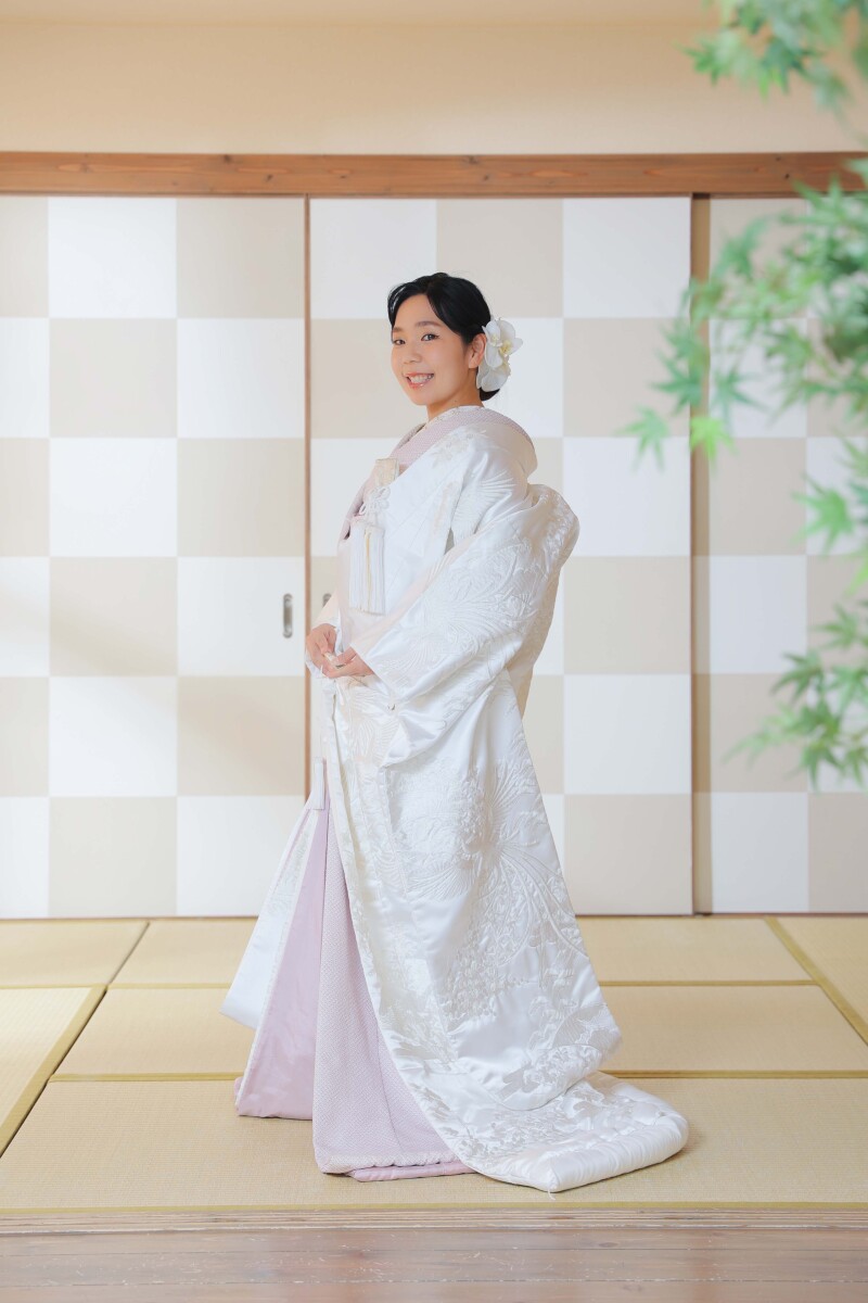 白無垢で立ち姿