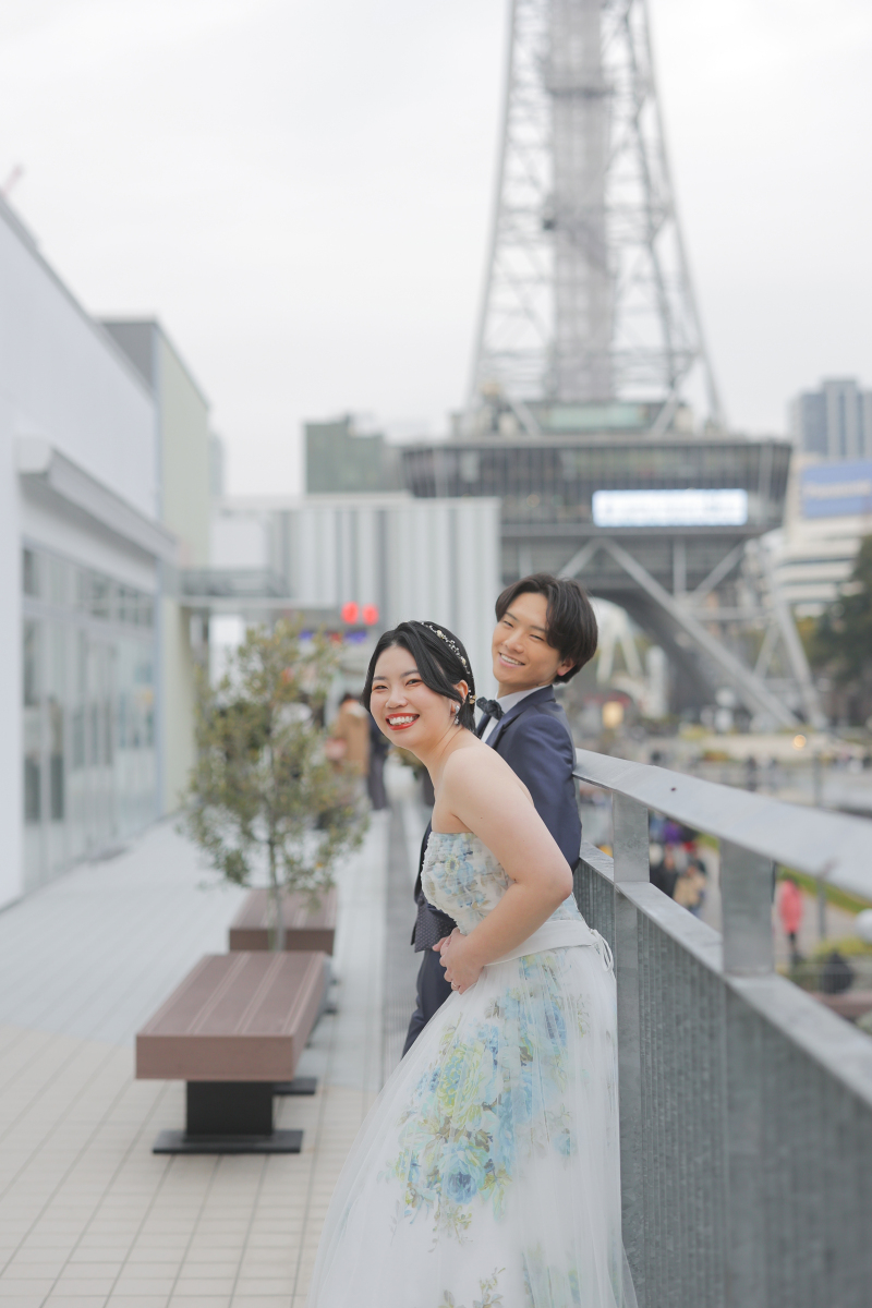 タワーを背景に