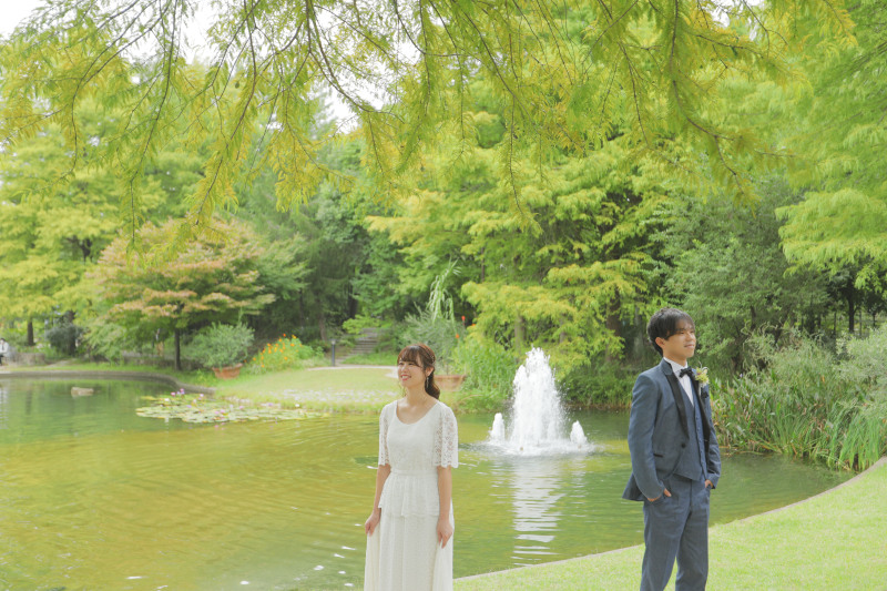 池を背景に