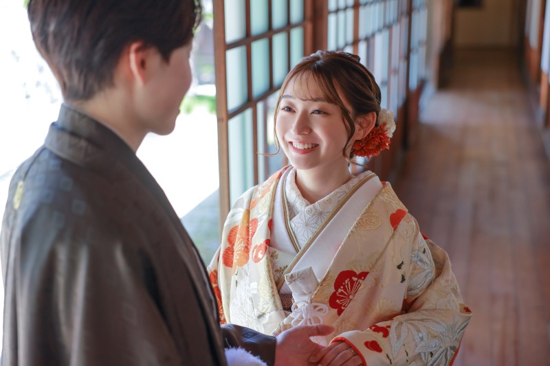 見上げる仕草が