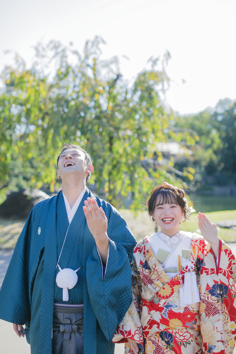 指輪ポーズが“敬礼”に？笑