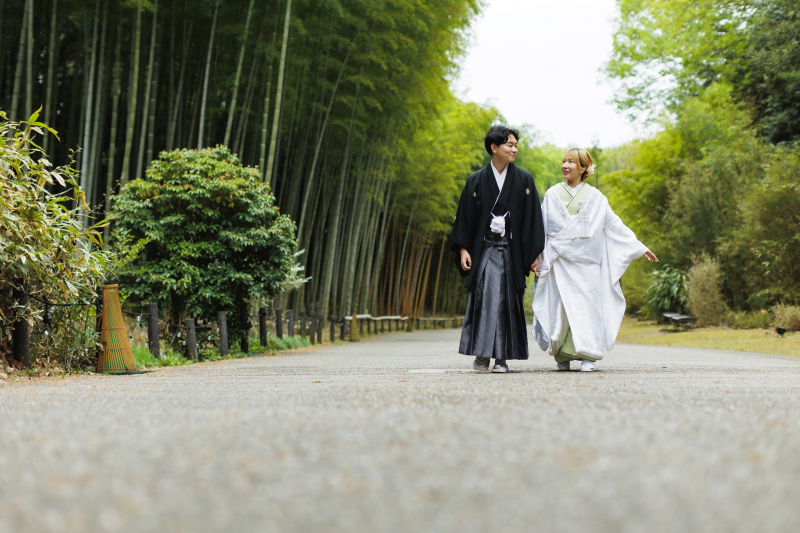 竹林をバックに