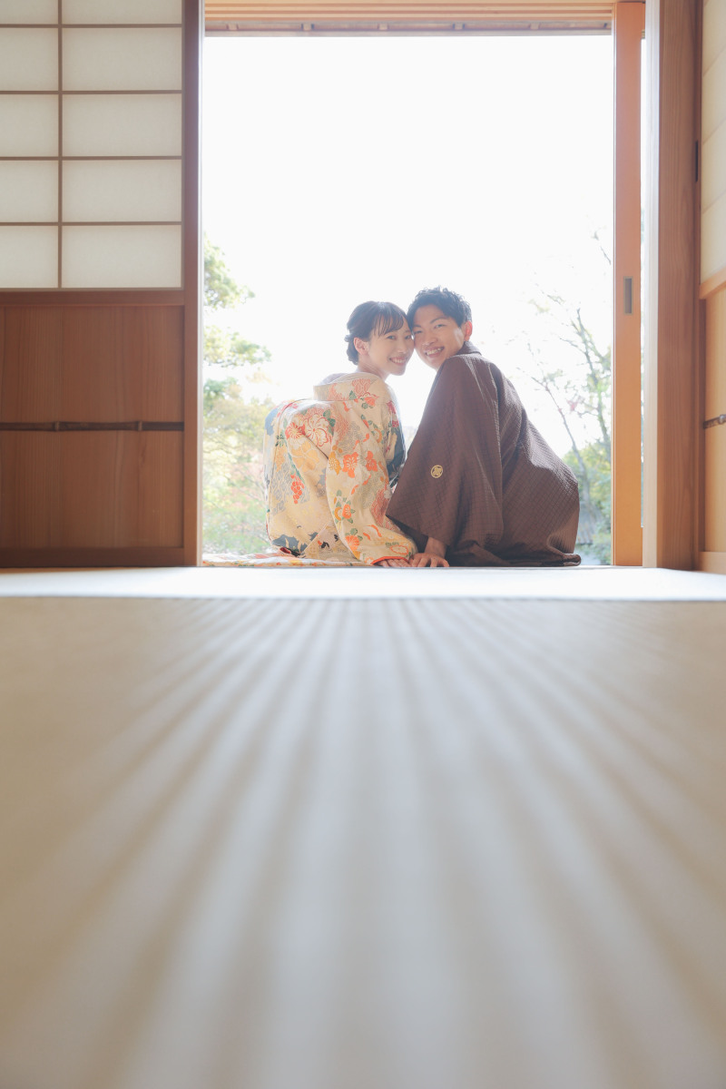 縁側での振り返りショット