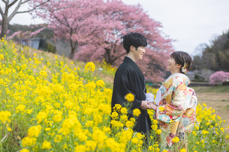 手を取り合って