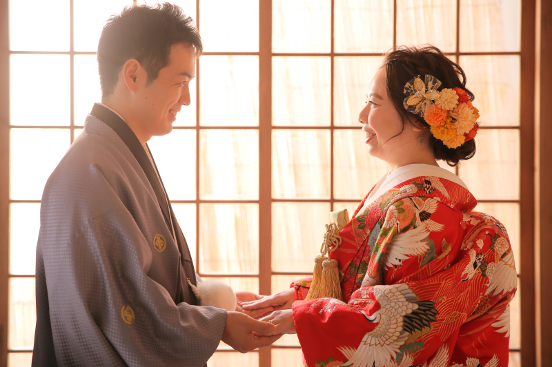 手を取り合って