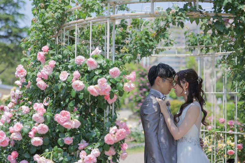 薔薇に包まれるふたり