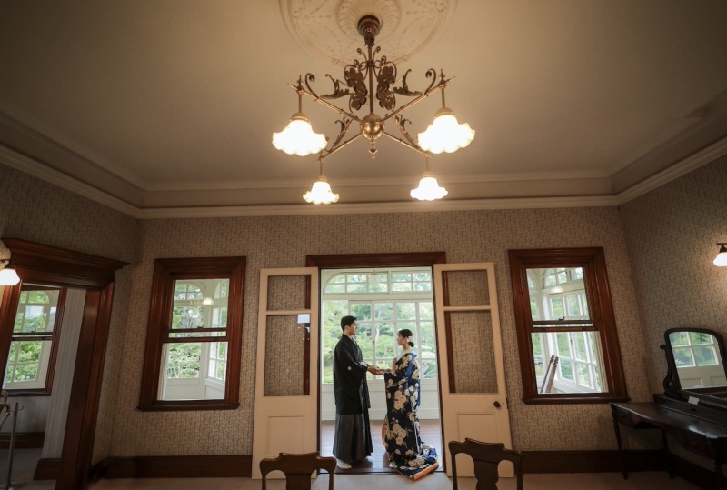 手に手をとって