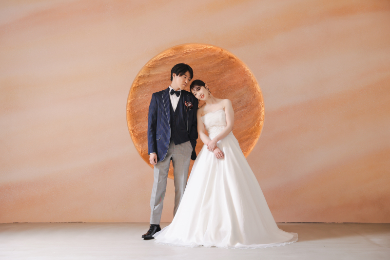 淡いオレンジの背景で