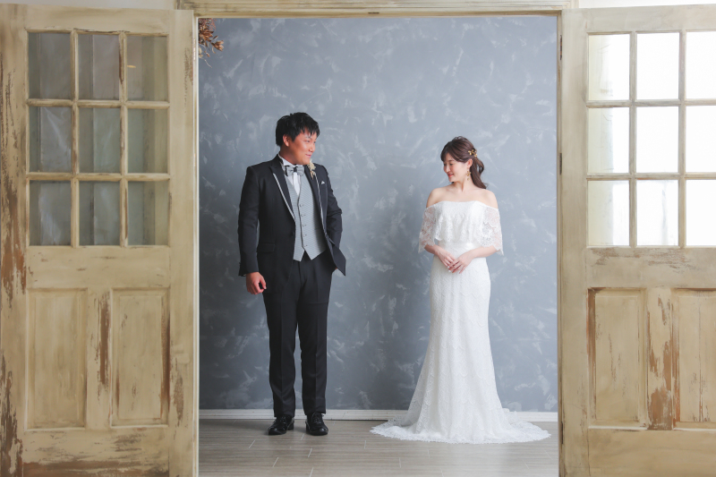 洋装はカジュアルなスタジオで。