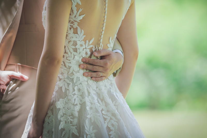 腰に回した手が語ります