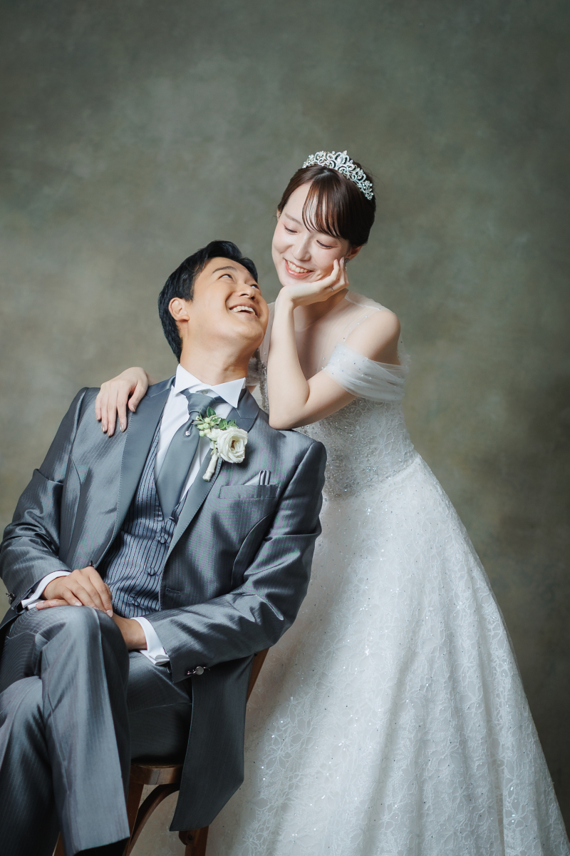 グレーの落ち着いた背景で