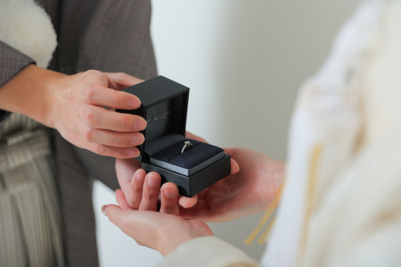 包み込むように