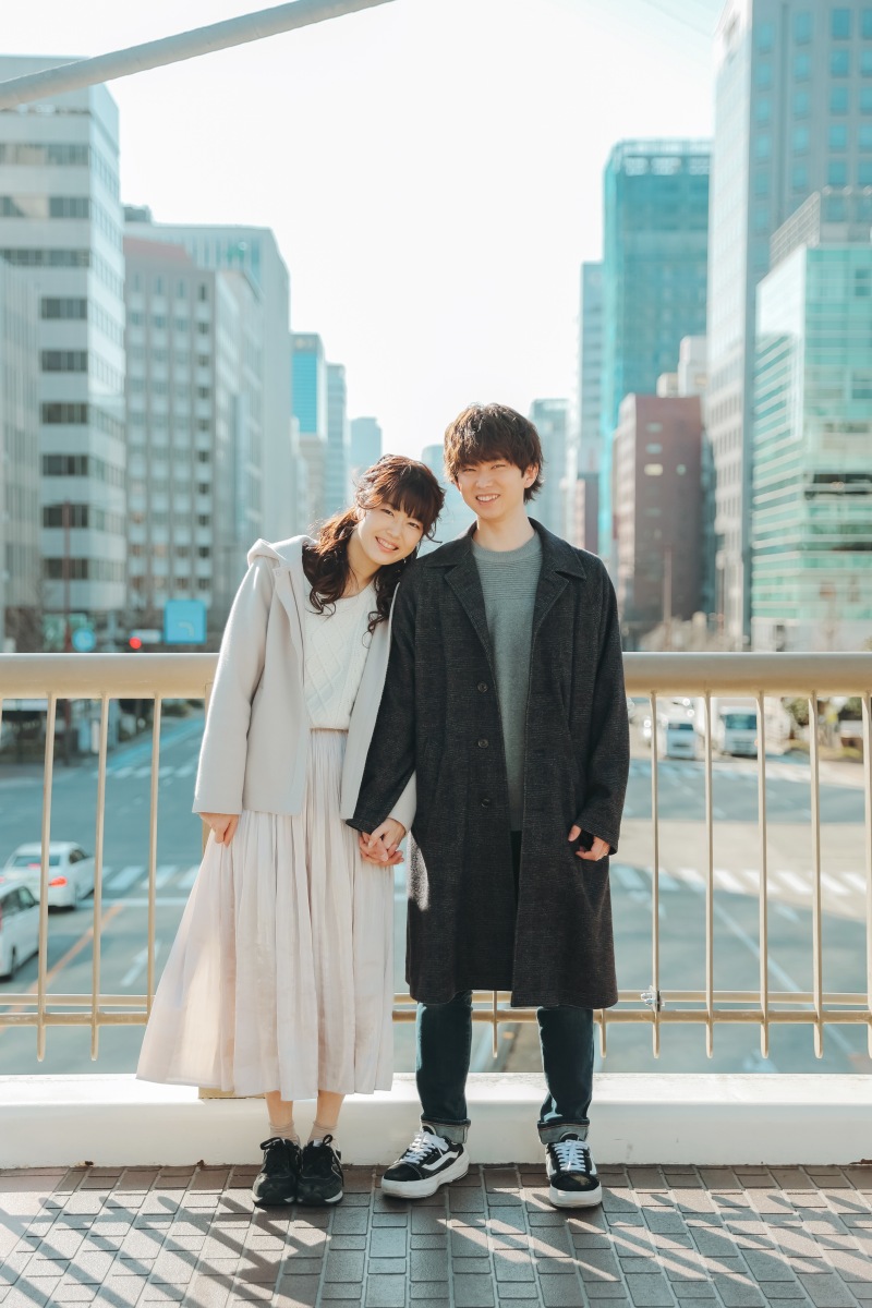 名古屋の街並みを背景に