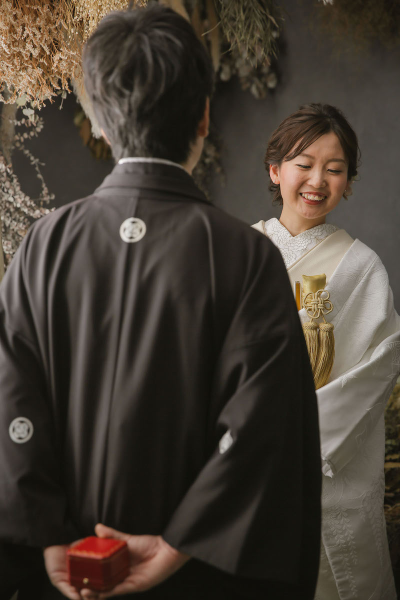 指輪を隠し持つ