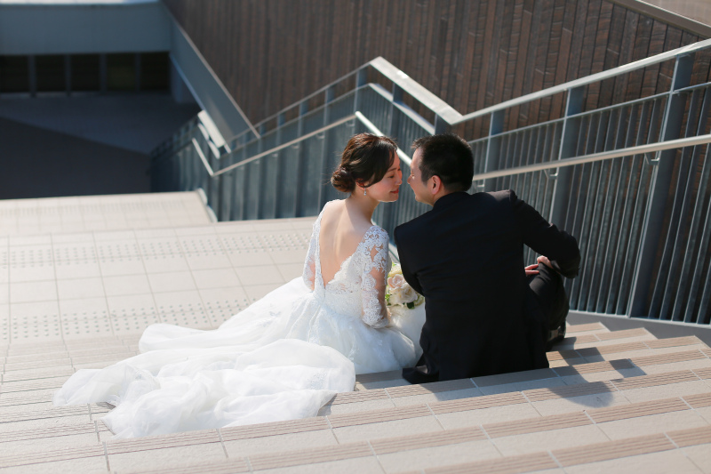 階段の後ろから