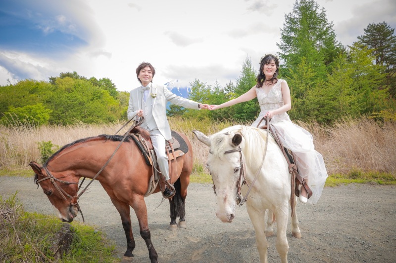 手を取り合って