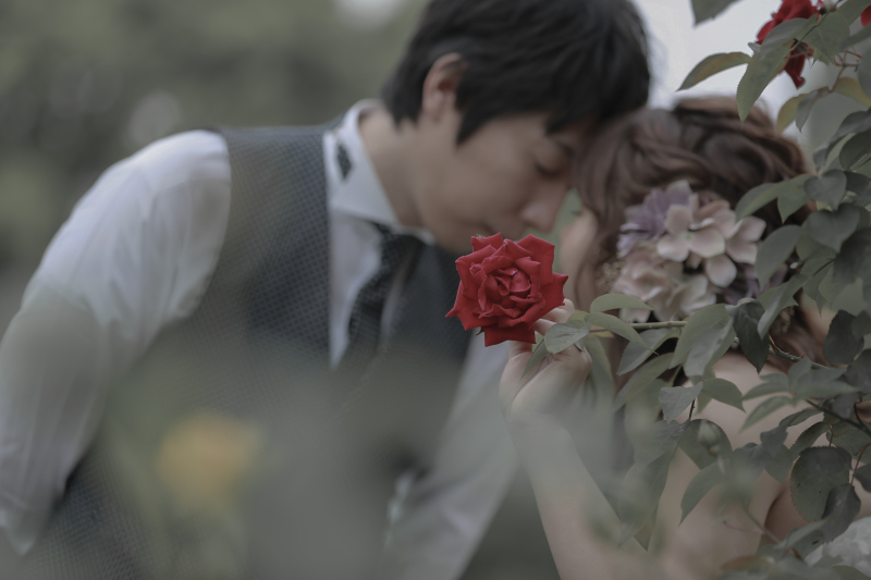 バラに隠れて・・・・