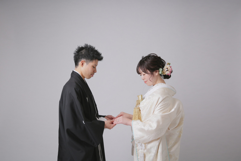 指輪を見つめて