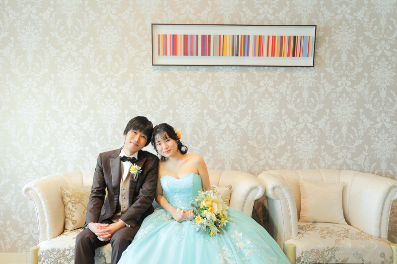 ソファに掛けて