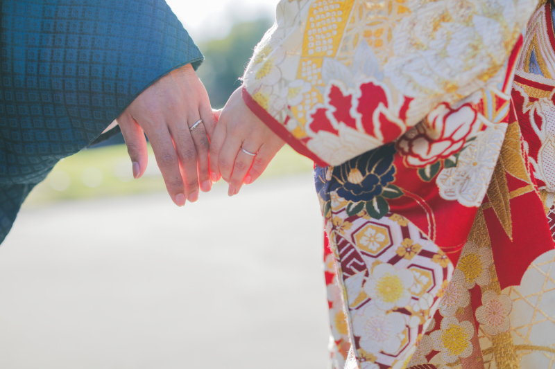 そっと手を繋いで。