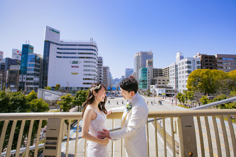 橋の上で街中をバックに